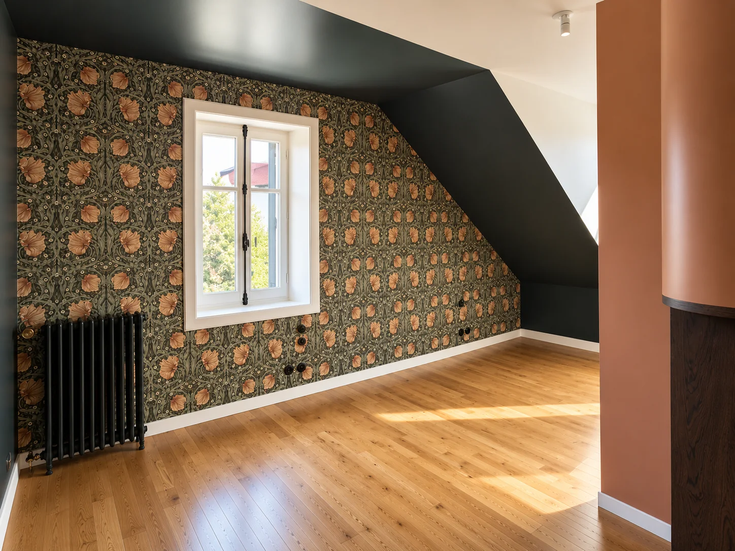 Chambre sous combles : pose de papier peint à motifs floraux, plafond peint en vert foncé et parquet, par ARTIdékor