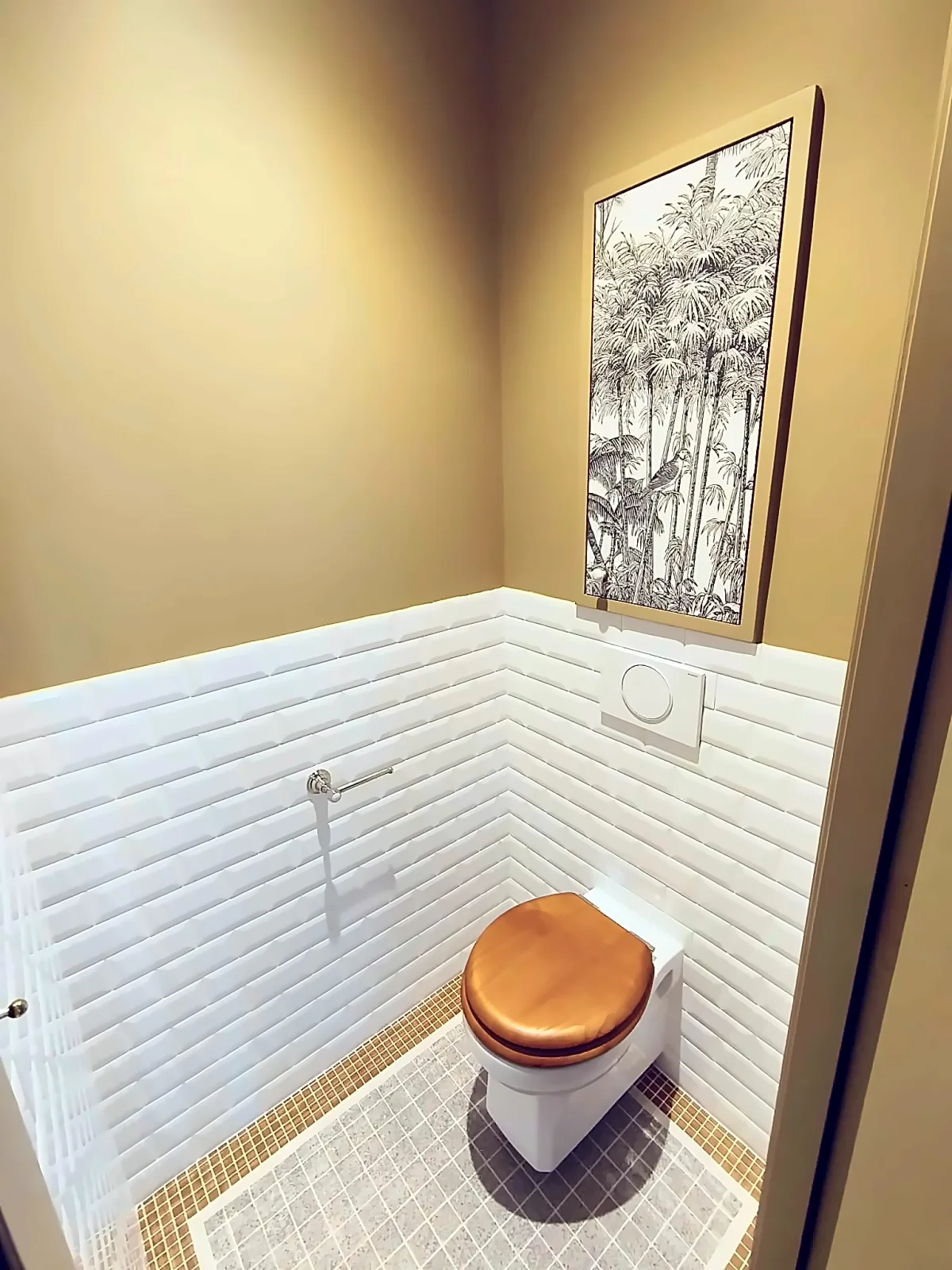 WC rénové par ARTIdékor : carrelage métro, mosaïque au sol, peinture et papier peint panoramique