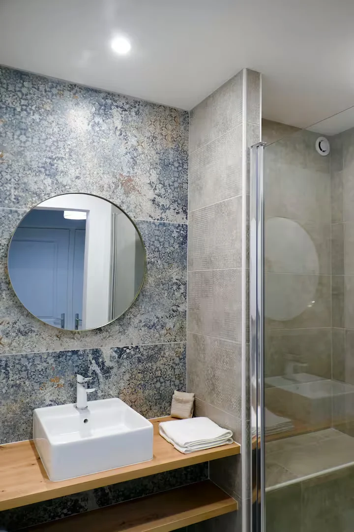 Salle de bain avec carrelage décoratif bleu et carrelage gris dans la douche, par ARTIdékor