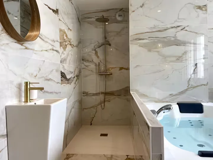 Salle de bain avec carrelage effet marbre grand format, par ARTIdékor